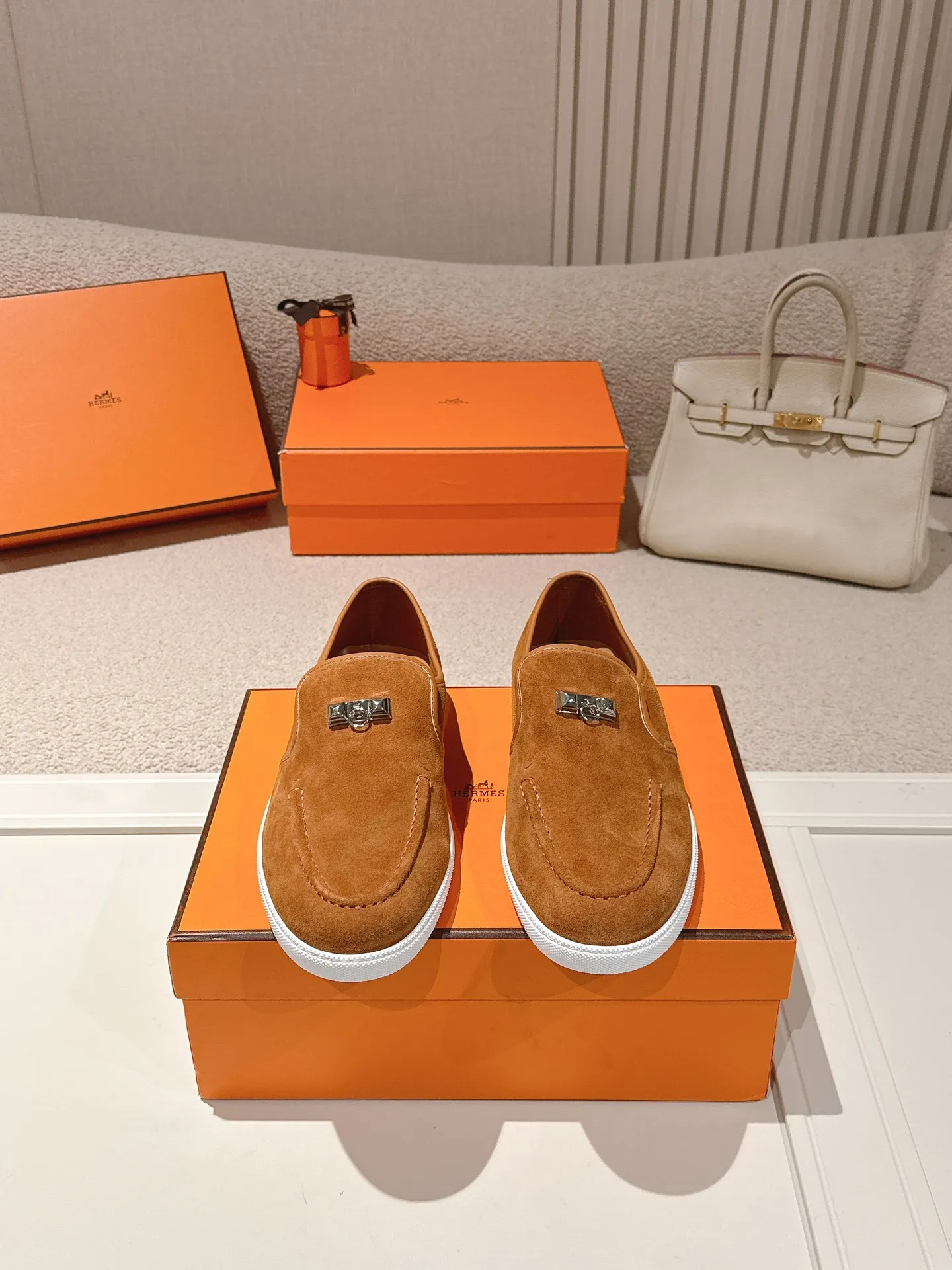 Men's Men's Shoes 600💰 Hermes# Couple Studded Loafers Calfskin and suede goatskin lace-up free sneakers with signature "H" detail. The design is simple and smooth, creating a fashionable urban look. It is comfortable and versatile. H family classics are not outdated, and the delivery counter is exquisitely packaged🛍📦 Fabric: Original customized imported first-layer cowhide/cow down Lining: Imported soft sheepskin Sole: Original open-molded anti-slip TPU material Size: 35-45